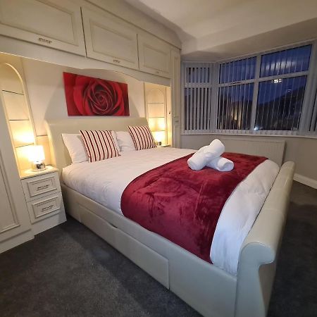 Stunning Holiday Home. Free Parking. Manchester Bagian luar foto