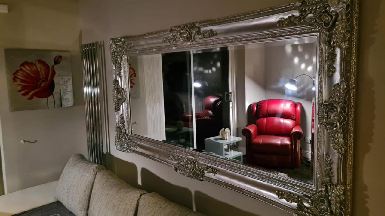 Stunning Holiday Home. Free Parking. Manchester Bagian luar foto