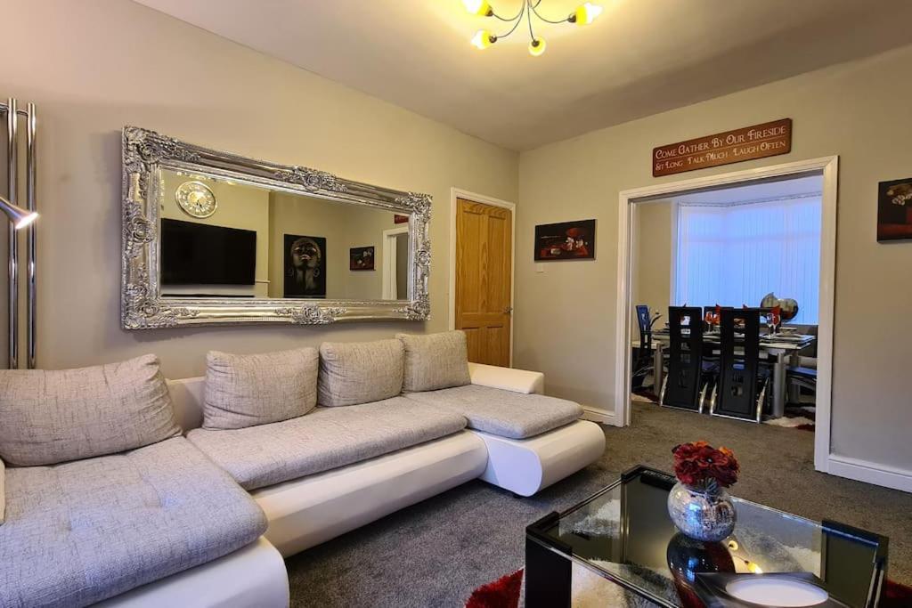 Stunning Holiday Home. Free Parking. Manchester Bagian luar foto