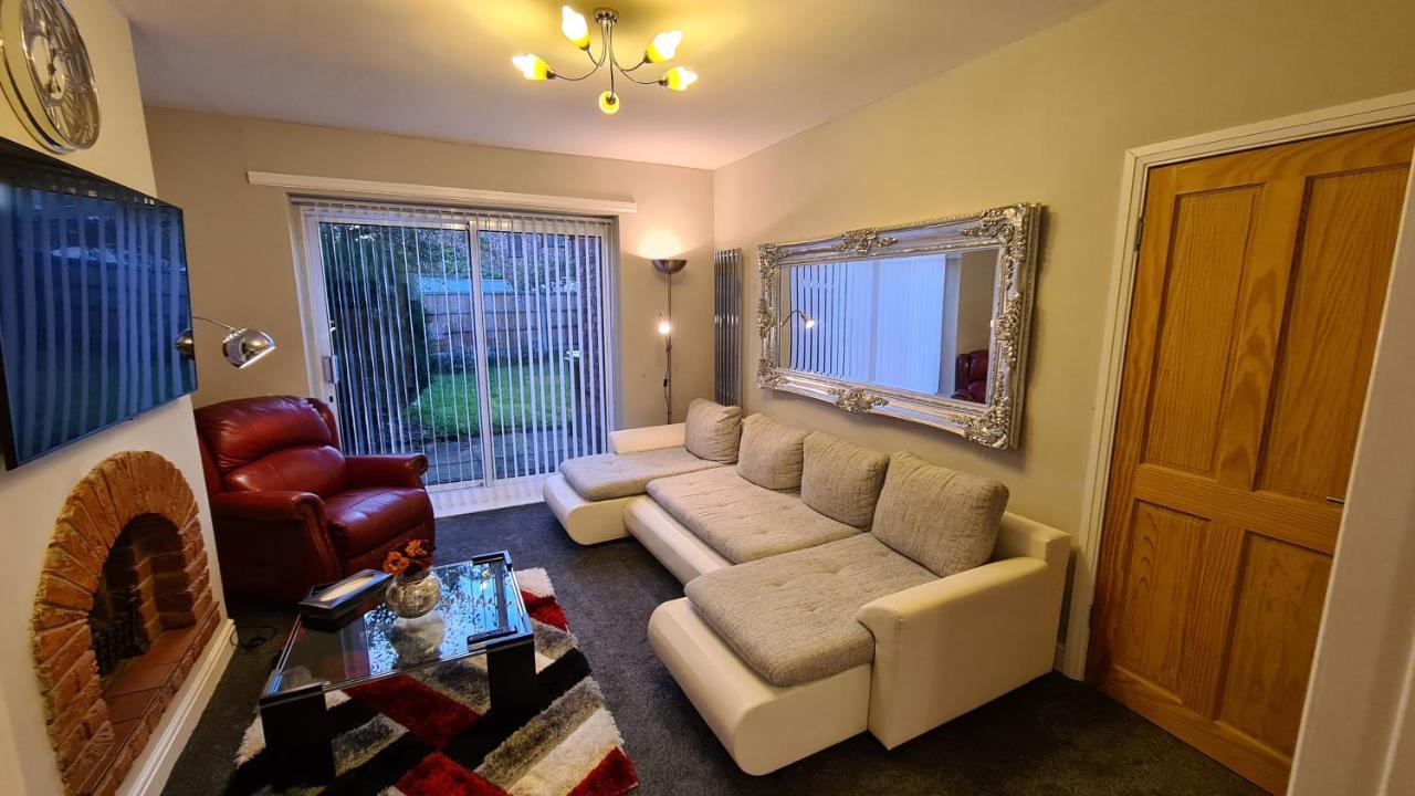 Stunning Holiday Home. Free Parking. Manchester Bagian luar foto