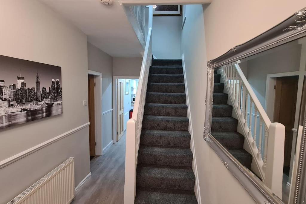 Stunning Holiday Home. Free Parking. Manchester Bagian luar foto